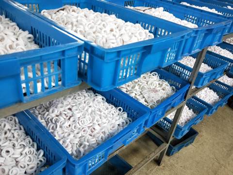 部品を入れた工場内の保管箱